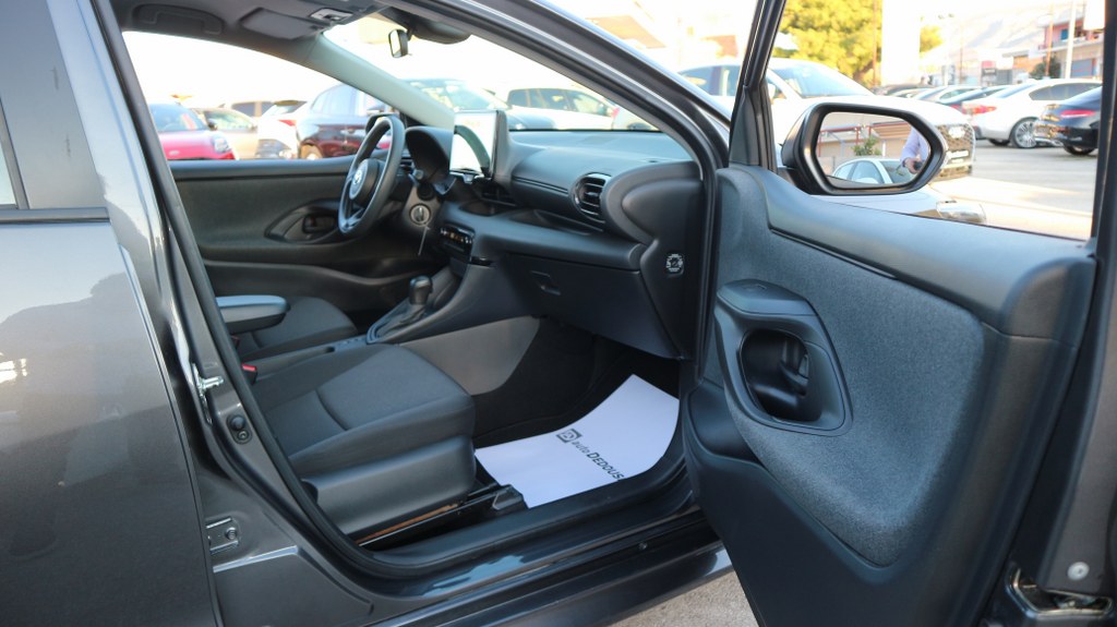 Toyota Yaris Hybrid  | Business