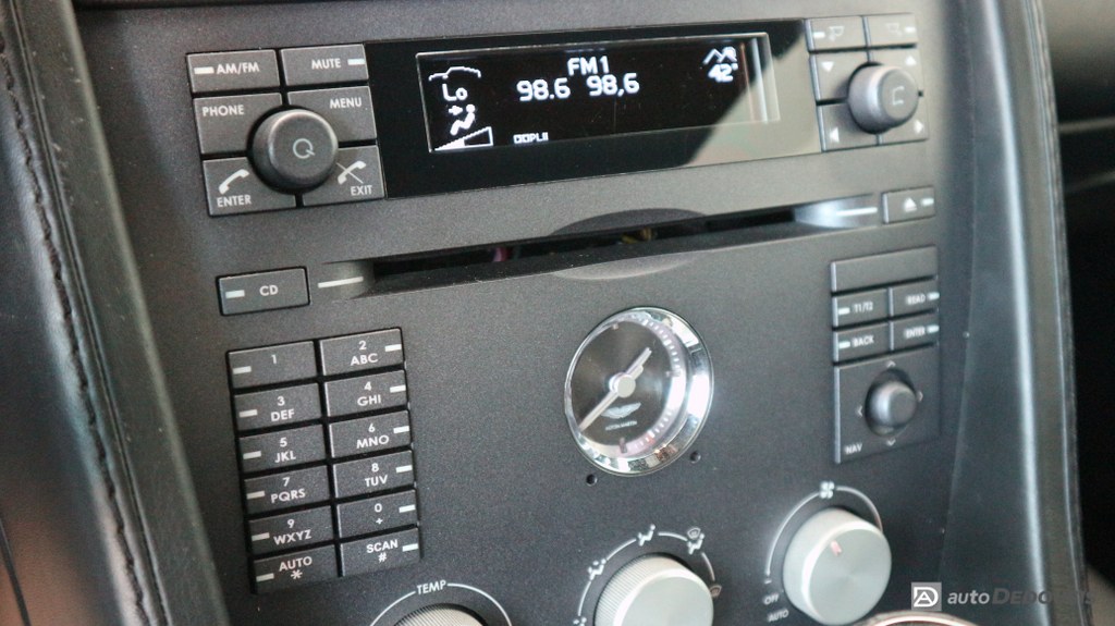 Aston Martin Vantage V8