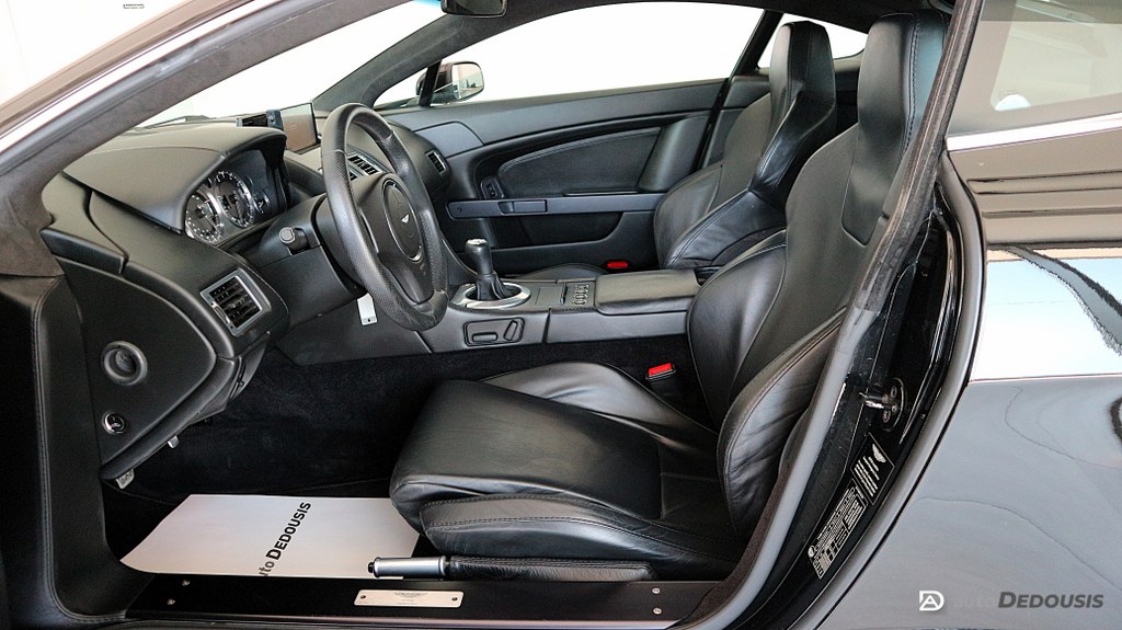 Aston Martin Vantage V8