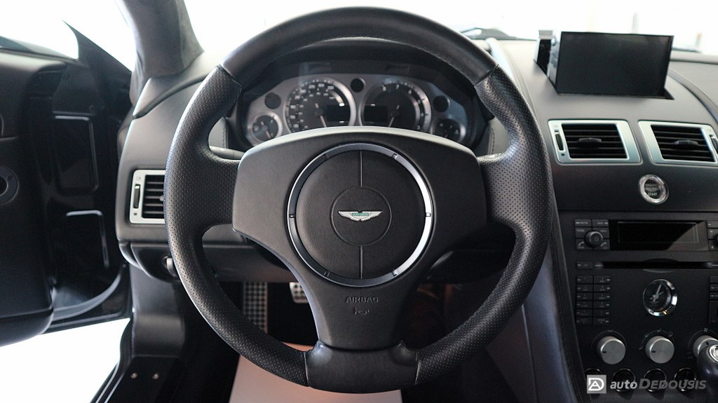 Aston Martin Vantage V8