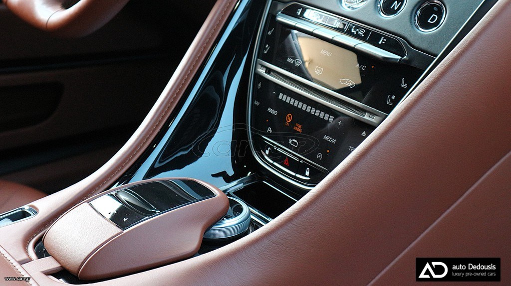 Aston Martin DB11 Coupe V8