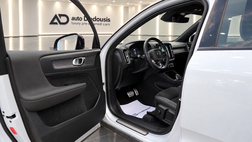 Volvo XC40 Τ4 | R-Design | Recharge